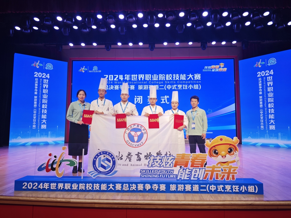 我校参赛选手与指导老师合影