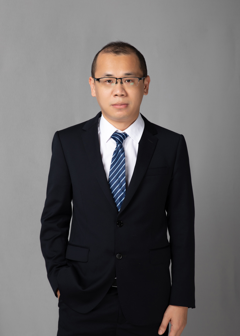 讲师 覃瀚毅